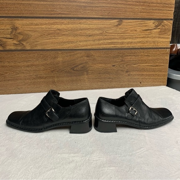 Bandolino black slip on shoes size 7.5. Slight one inch heel.  Stretchy - Picture 4 of 9